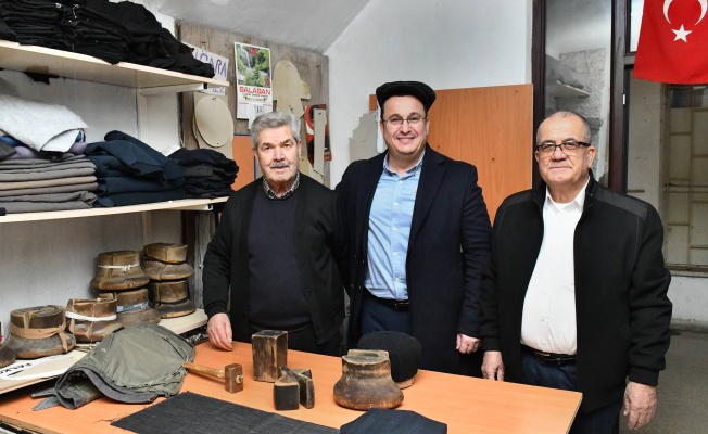 53 YILDIR HAZIR GİYİME MEYDAN OKUYARAK ŞAPKA ÜRETİYOR