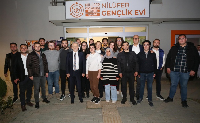 BAŞKAN ERDEM'DEN DERS ÇALIŞAN ÖĞRENCİLERE SÜRPRİZ
