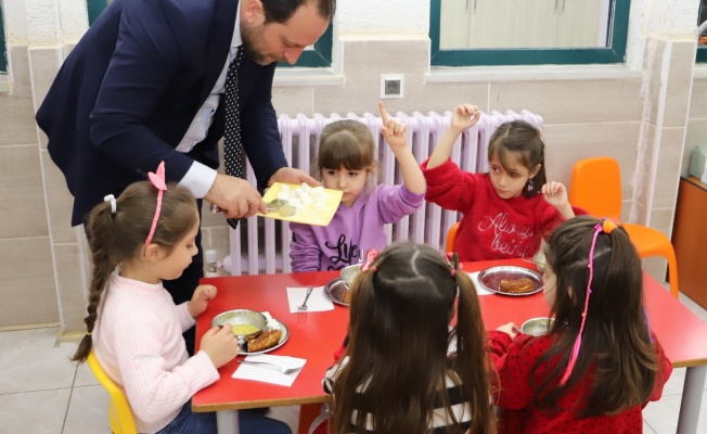 BURSA’DA ÖĞRENCİLERE ÜCRETSİZ YEMEK UYGULAMASI BAŞLADI
