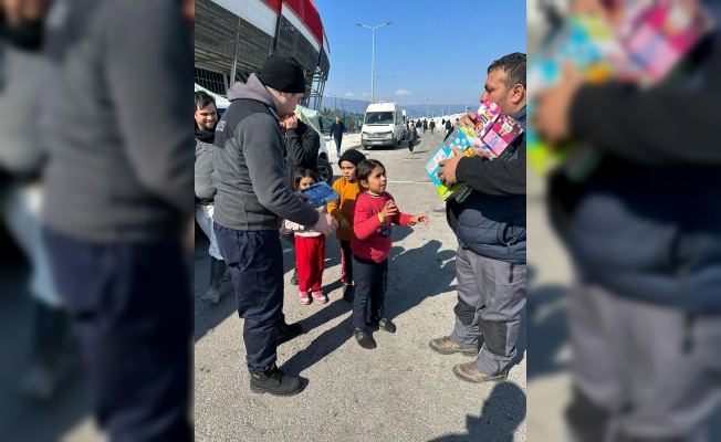 Depremzede çocukların yüzleri oyuncaklarla güldü
