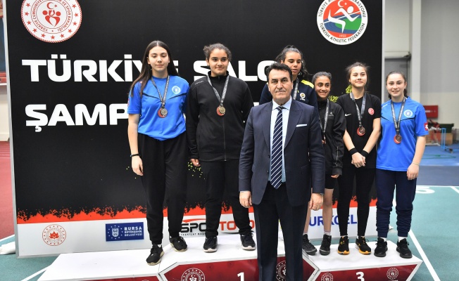 Genç atletleri şampiyona değil salon heyecanlandırdı