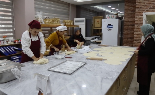 GÜRSULU KADINLAR ÇÖLYAK HASTASI DEPREMZEDELER İÇİN ERİŞTE ÜRETİYOR