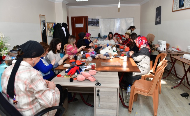 MUSTAFAKEMALPAŞA BELEDİYESİ’NDEN DEPREMZEDE ÇOCUKLARA EL EMEĞİ GÖZ NURU HEDİYELER