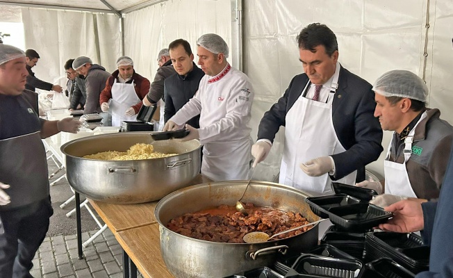 Başkan Dündar, vatandaşlara iftar yemeği dağıttı