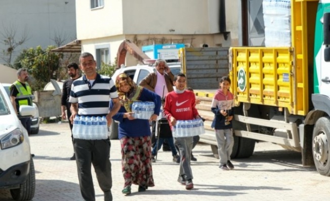 Bursa Büyükşehir Belediyesi Hatay'da depremzedelere içme suyu dağıttı