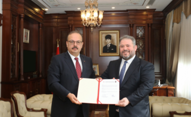 Bursa Valisi Canbolat ile İzzet Alagöz arasında imza protokolü