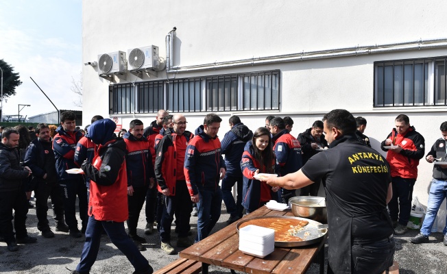 Depremzede vatandaştan künefeli teşekkür