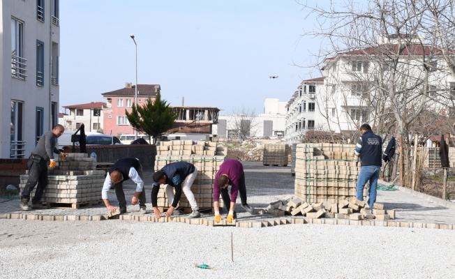 İZNİK’TE KİLİTLİ PARKE TAŞI DÖŞEME ÇALIŞMALARI DEVAM EDİYOR