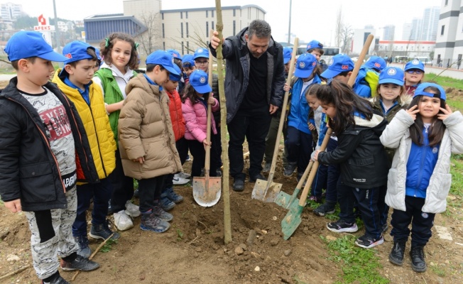 ÖĞRENCİLER GELECEKLERİ İÇİN FİDAN DİKTİ