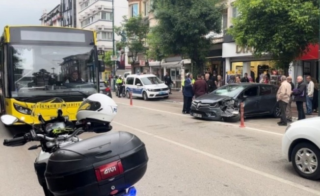 Bursa'da ters şeritten gelen otomobil, yolcu indiren otobüse çarptı