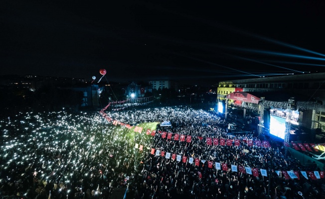 NİLÜFER'DE BİNLERCE KİŞİ 19 MAYIS'TA İKİNCİ YÜZYILA YÜRÜDÜ