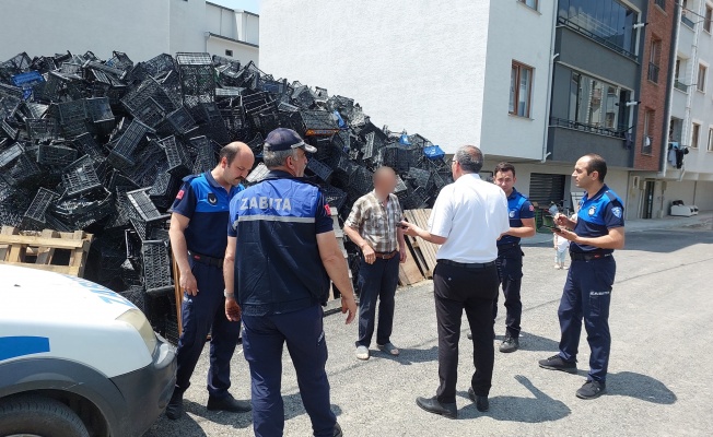 BİNLERCE BOŞ SELE BİRİKTİREN VATANDAŞA ZABITA MÜDAHALESİ