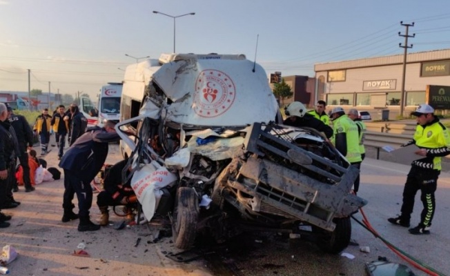 Bursa'da sporcuları taşıyan servis minibüsü hafriyat kamyonuna çarptı! Ölü ve yaralılar var