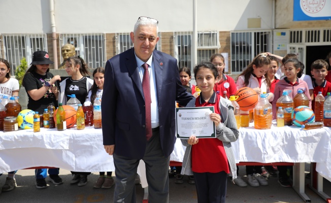 Gemlik’te duyarlı öğrenciler körfezin kirlenmesini önlüyor