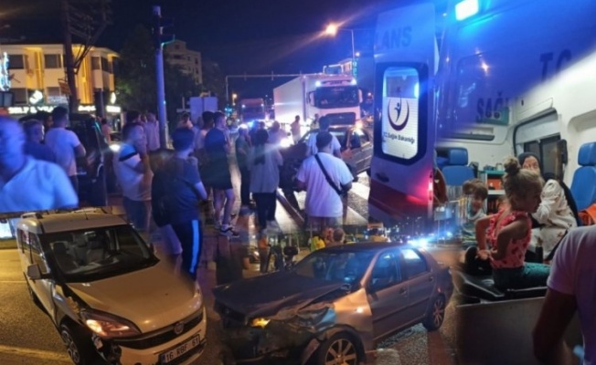 Bursa'da hafif ticari araç ile otomobil çarpıştı: 2'si çocuk 6 yaralı
