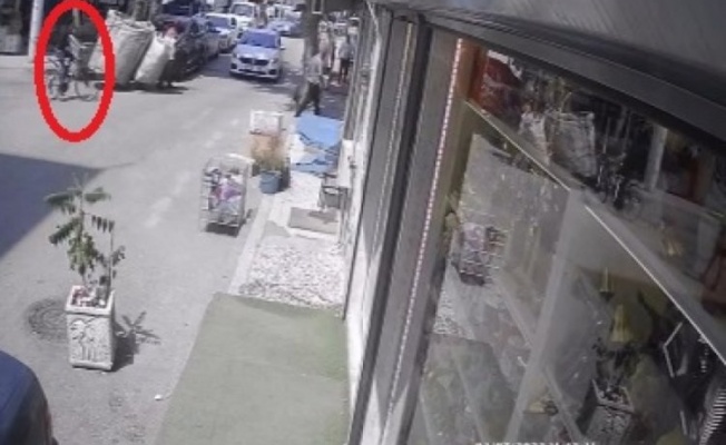Bursa'da otomobil yolun karşısına geçen bisikletliye çarptı