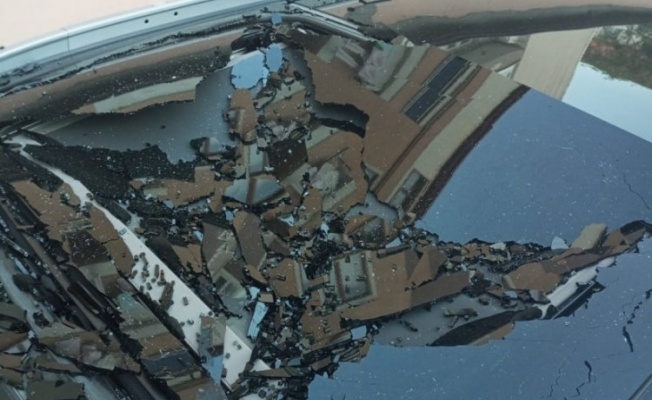 Bursa Orhangazi'de apartmandan atılan kemik cam tavanı kırarak hasara yol açtı!