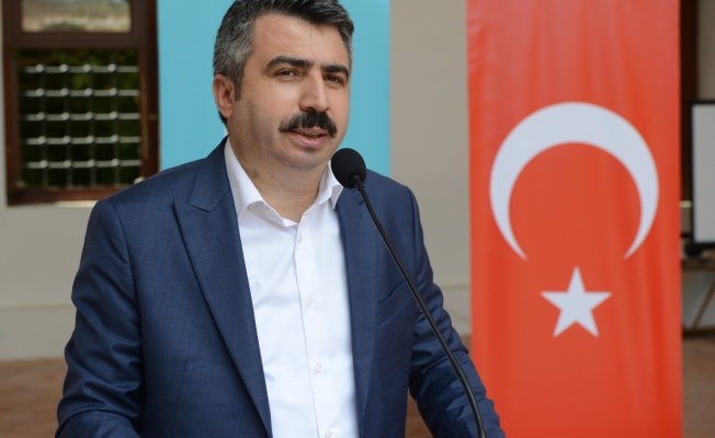 ATIK KUMAŞLAR KIYAFETE DÖNÜŞTÜ