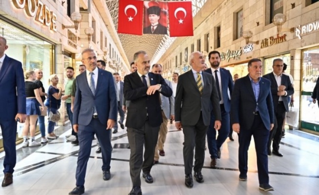 Bursa'da AK Partili Yılmaz Tarihi Çarşı ve Hanlar Bölgesi Çarşıbaşı Kentsel Dönüşüm Projesi'ni inceledi