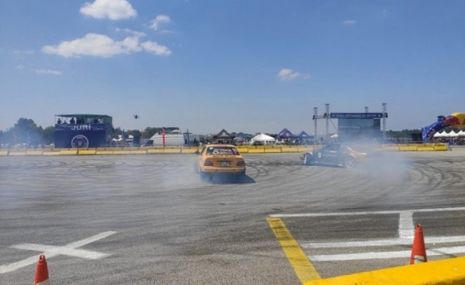 Bursa'da drift heyecanı! Sürücüler lastik yaktı Bursalılar ilgi ile takip etti