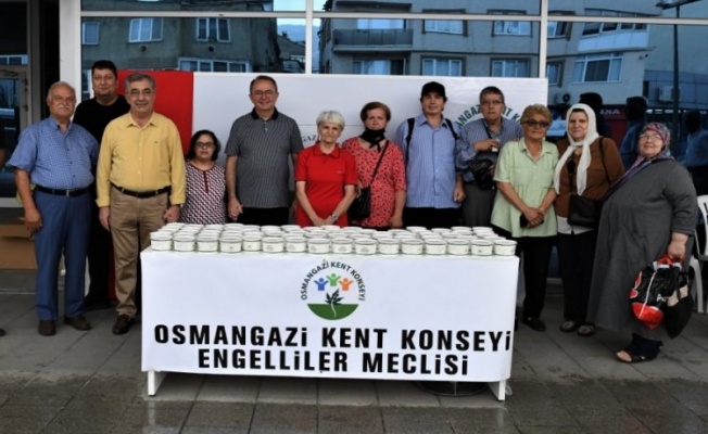 Bursa'da engelliler kendi elleriyle aşure yaptı