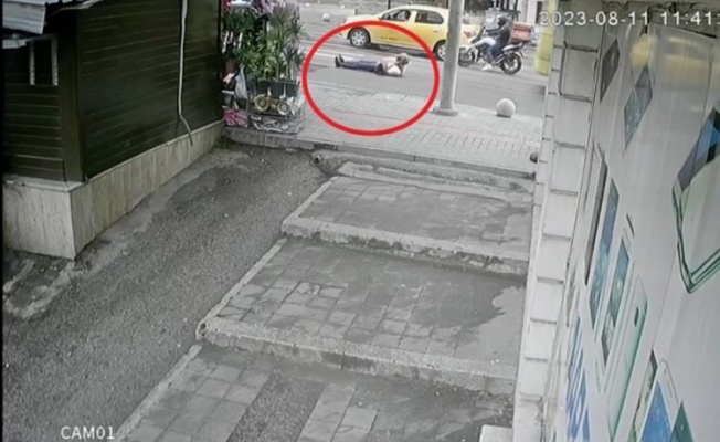 Bursa'da motosiklet sürücüsü halk otobüsüne çarpıp savruldu!