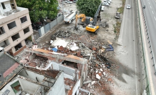 Bursa'da riskli binaların yıkımı devam ediyor