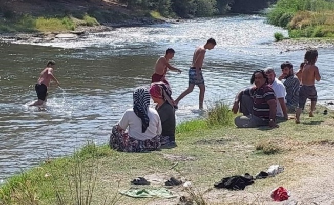 Bursa'da sıcaktan bunalan köy sakinlerine plaj yaptırdı