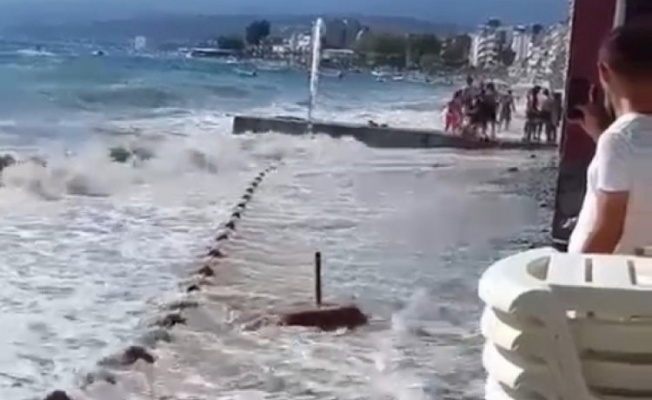 Bursa Gemlik'te dalgalar sahil yoluna taştı