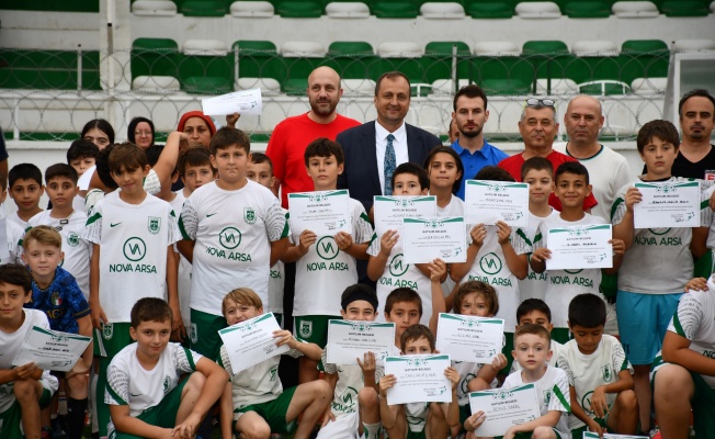 İZNİKSPOR YAZ FUTBOL OKULUNDA SERTİFİKA HEYECANI