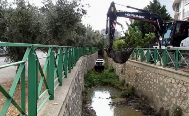 Bursa'da BUSKİ'den dere içinde temizlik ve ıslah çalışmaları