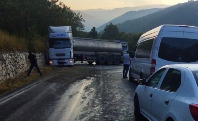 Bursa'da kontrolden çıkan tır istinat duvarına çarptı