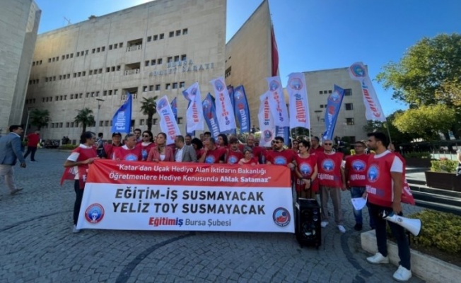 Eğitim-İş Bursa, Yeliz Toy için Bursa Adliyesi önünde toplandı