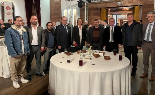 ÇGD Bursa 2023 ödül gecesinde Bursada Bugün Muhabiri Fatih Mısır'a genç kalem ödülü