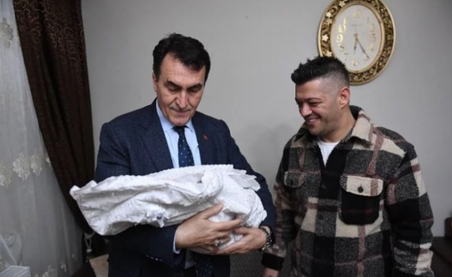 Bebeğin kulağına ilk ezanı Başkan Dündar okudu