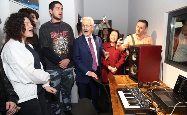 23 Nisan Müzik Stüdyosu açıldı