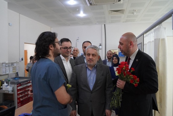Başkan Aydın, Tıp Bayramı’nda Beyaz Önlüklü Kara Gün Dostlarıyla Buluştu