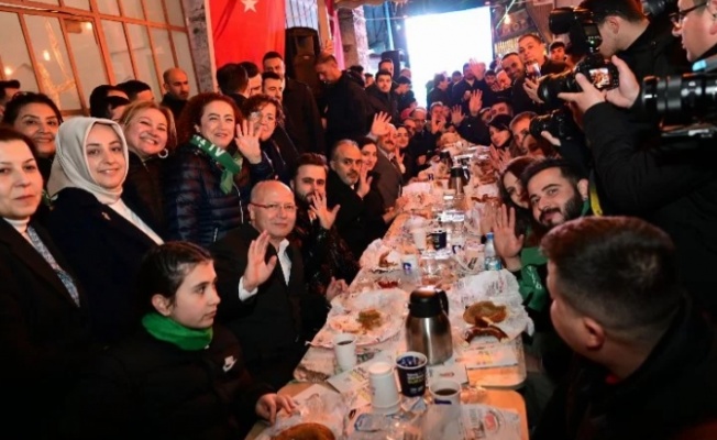 Bursa'da simit ve tahanlılar başkandan, çaylar vekilden