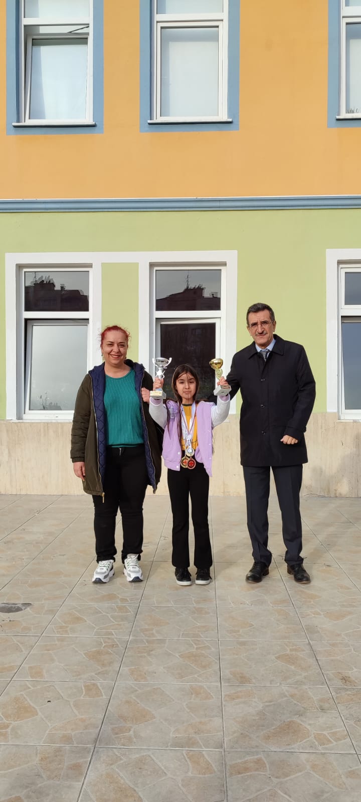 KYOKUSHİN KARATE BALKAN ŞAMPİYONU NESRİN FUAT BURSALI İLKOKULUNDAN
