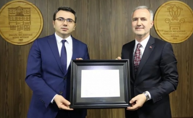 Başkan Alper Taban mazbatasını aldı