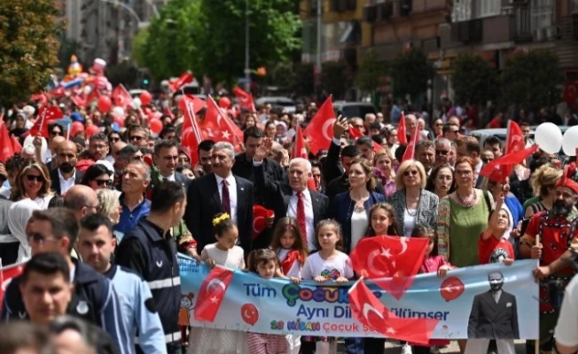 Bursa'da çocuklar bayramın tadını çıkarttı