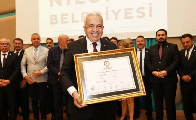 Bursa Nilüfer'de Şadi Özdemir mazbatasını aldı