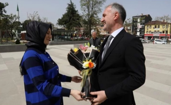 İnegöl Belediye Başkanı Alper Taban çiçeklerle karşılandı
