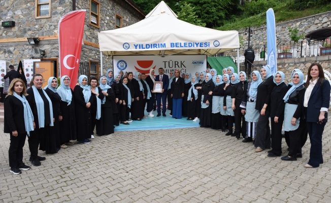BURSALI KADINLAR HEM HINKAL YAPTI HEM TÜRKÜ SÖYLEDİ