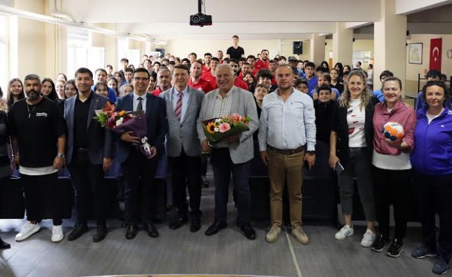 Nilüfer Belediyespor Hentbol Takımı öğrencilerle buluştu
