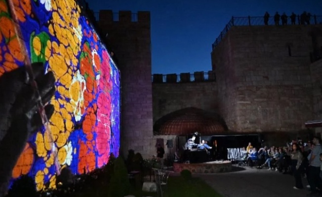 Sanat Bursa'nın tarihi surlarında teknolojiyle buluştu