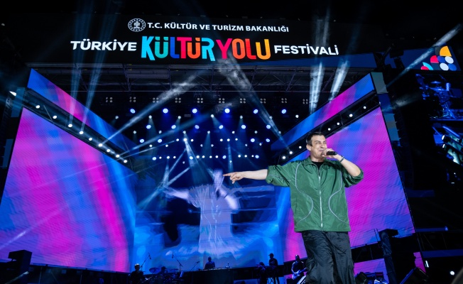 BURSA KÜLTÜR YOLU FESTİVALİ’NDE NORM ENDER’DEN MUHTEŞEM PERFORMANS