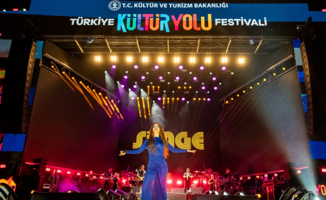 BURSA KÜLTÜR YOLU FESTİVALİ’NDE SAHNE ALAN SİMGE’DEN MUHTEŞEM PERFORMANS