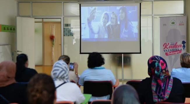 ‘Kadın Yazarıyla Buluşuyor’ projesinde ilk kitap dağıtıldı