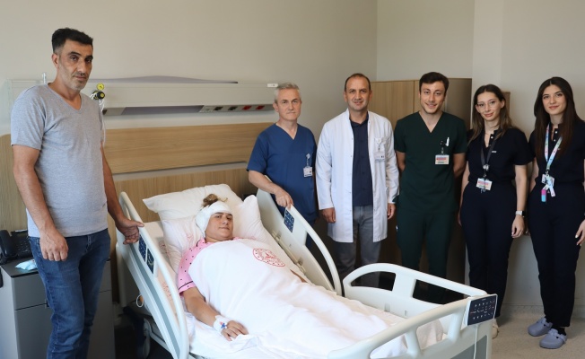44 YAŞINDAKİ KADIN KOKLEAR İMPLANTASYON İLE YENİDEN DUYMAYA BAŞLADI